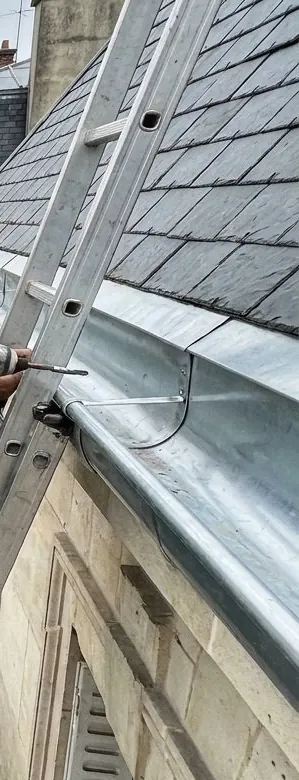 Chéneau en zinc neuf fixé au pied d'un toit d'ardoise à Saint-Germain-en-Laye